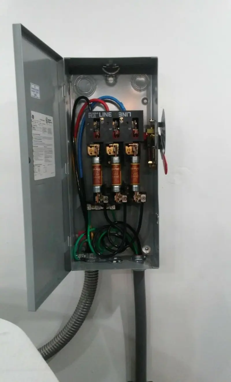 Three-phase disconnect switch installed for Smoke Detector Installation in Everman